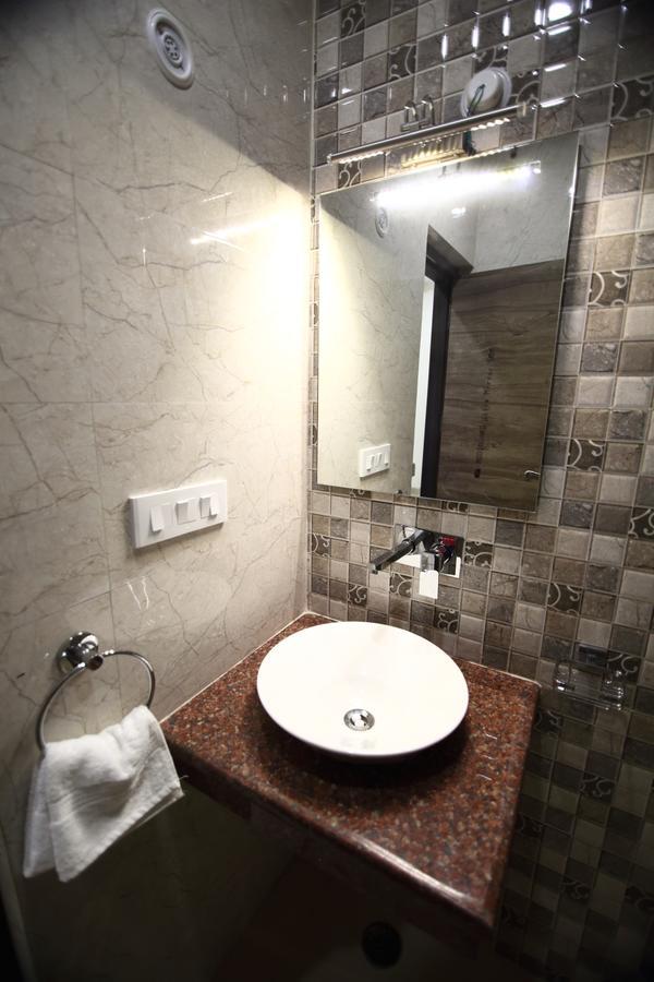 Regal Hotel And Restaurant Mathura Bagian luar foto