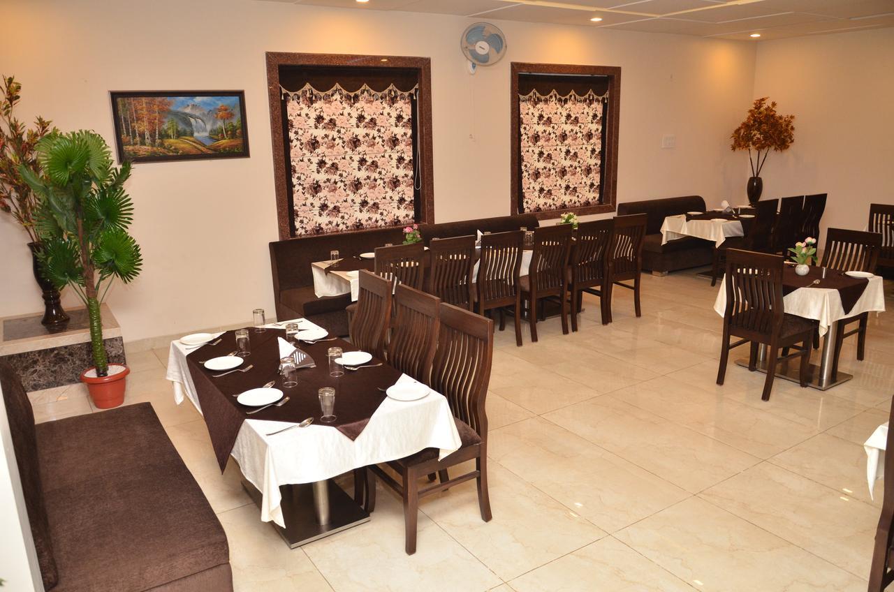 Regal Hotel And Restaurant Mathura Bagian luar foto