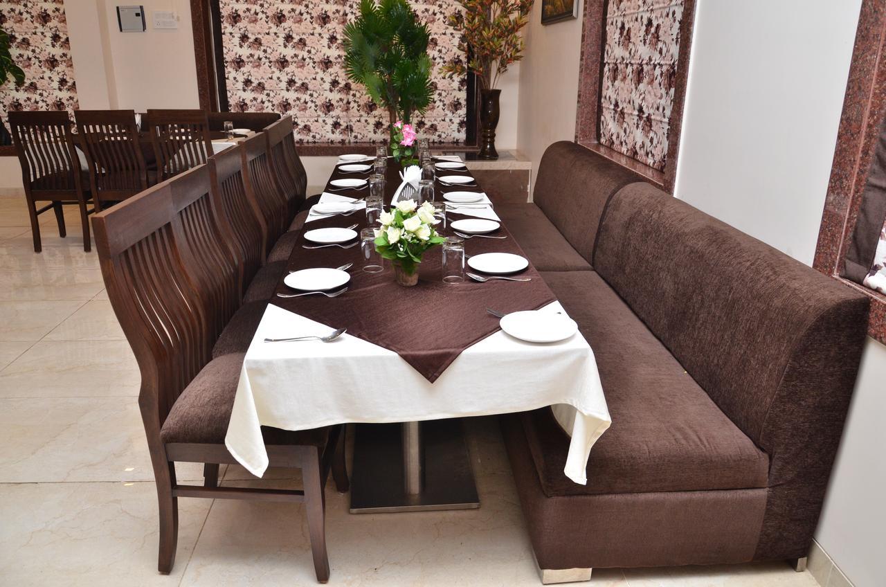 Regal Hotel And Restaurant Mathura Bagian luar foto