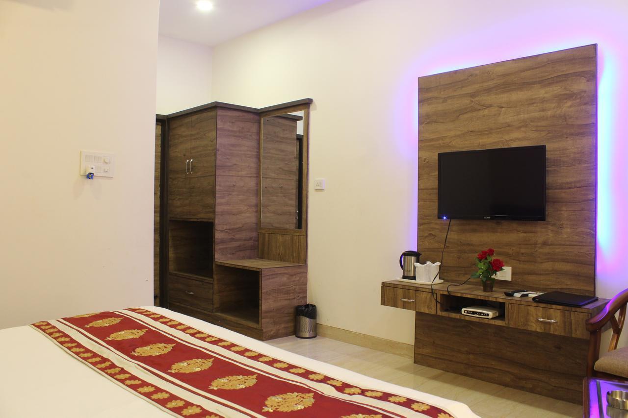 Regal Hotel And Restaurant Mathura Bagian luar foto