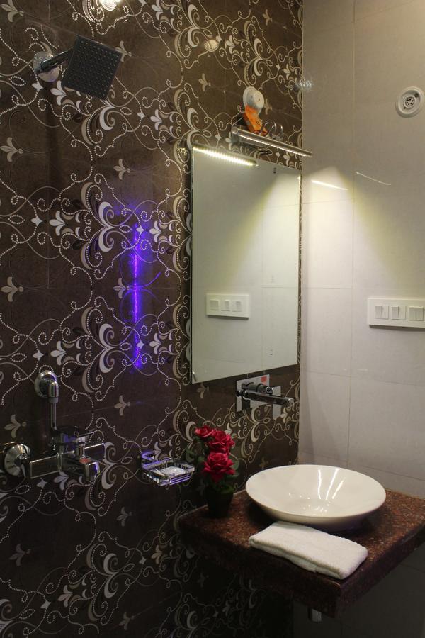 Regal Hotel And Restaurant Mathura Bagian luar foto