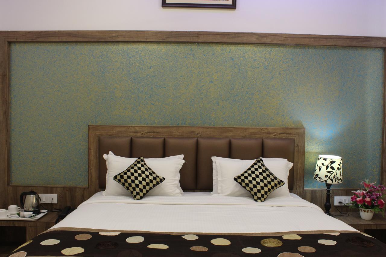 Regal Hotel And Restaurant Mathura Bagian luar foto