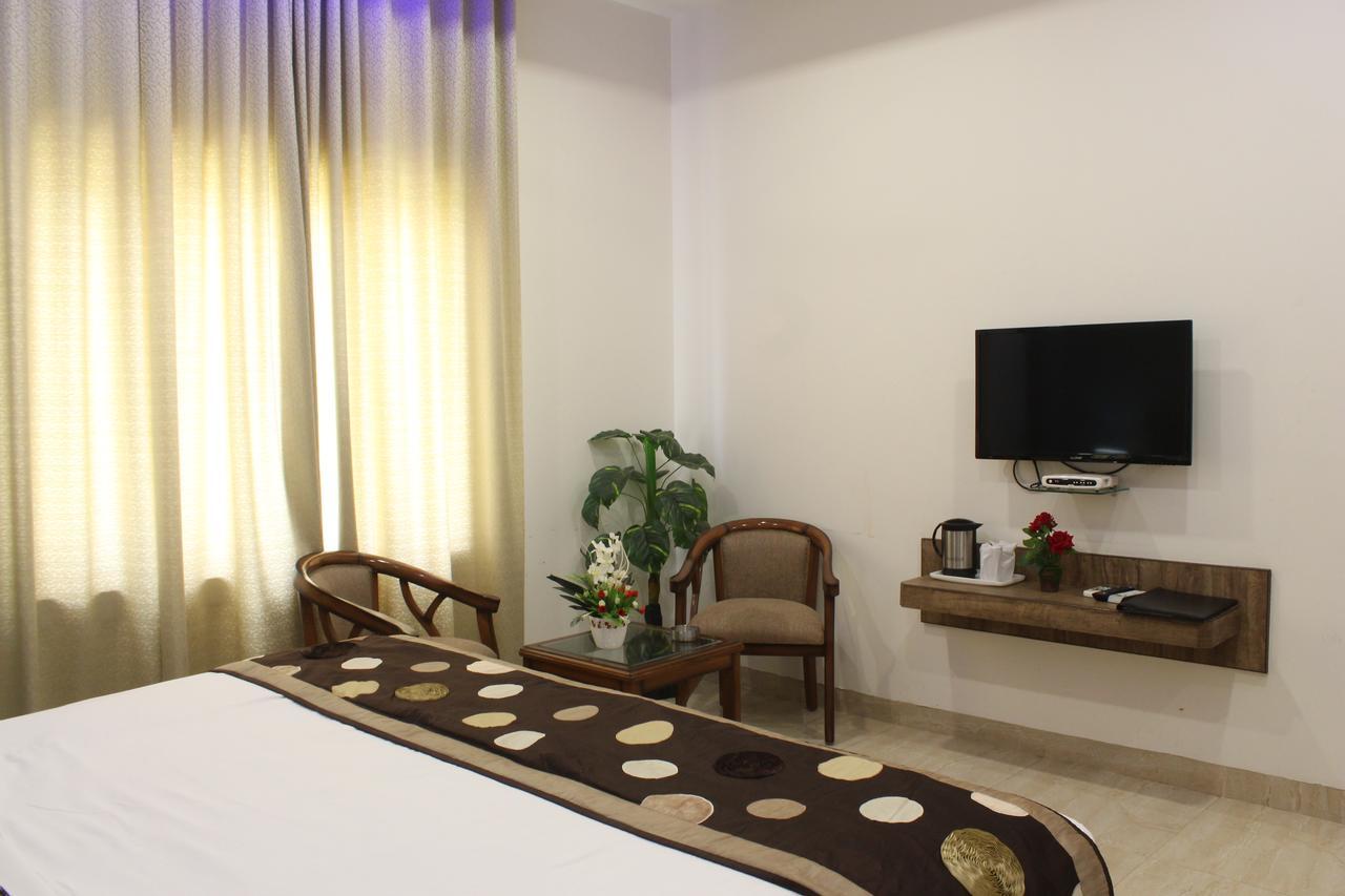 Regal Hotel And Restaurant Mathura Bagian luar foto