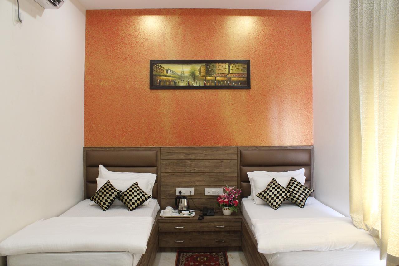 Regal Hotel And Restaurant Mathura Bagian luar foto