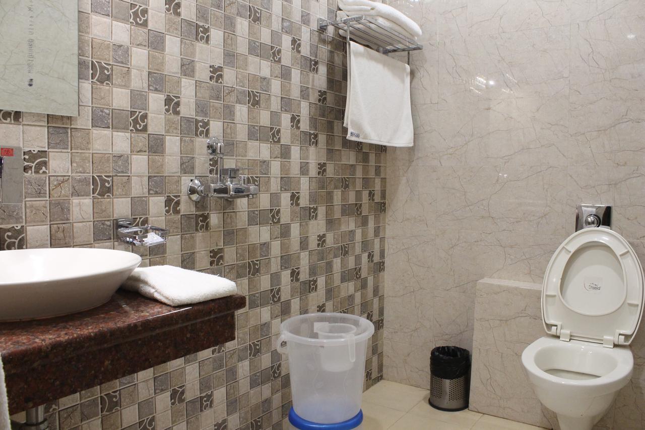 Regal Hotel And Restaurant Mathura Bagian luar foto