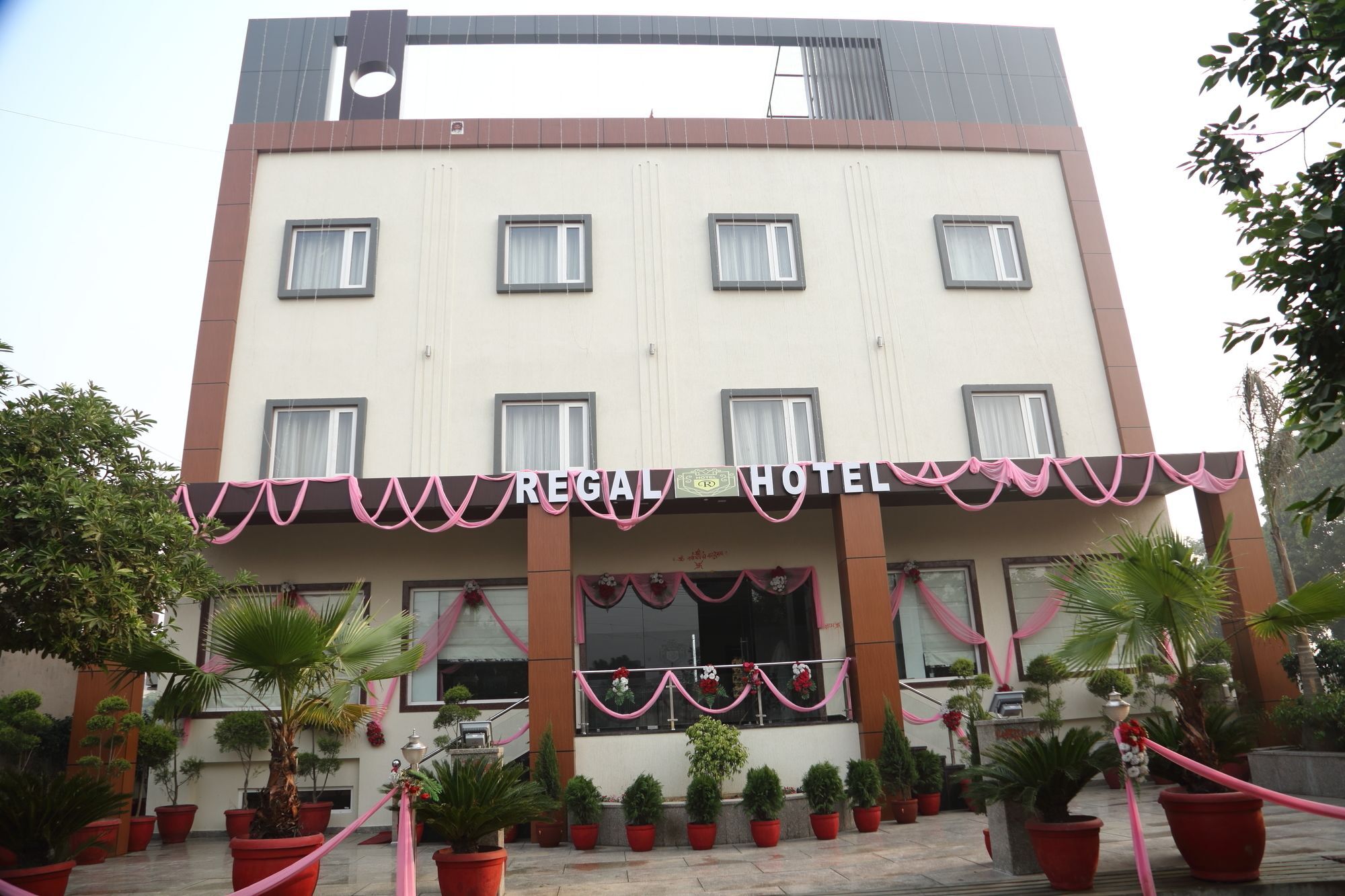 Regal Hotel And Restaurant Mathura Bagian luar foto