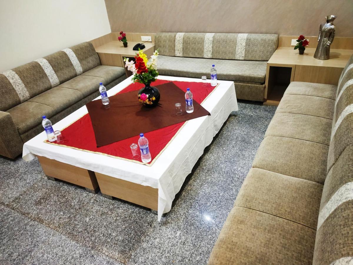 Regal Hotel And Restaurant Mathura Bagian luar foto
